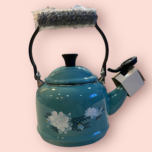 Le Creuset 1.25 Qt Lotus Tea Kettle Whistling Limited Edition (Caribbean) - Picture 3 of 5